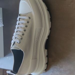 Oversized Suede- Alexander McQueen  low top tread  sneaker（not canvas)